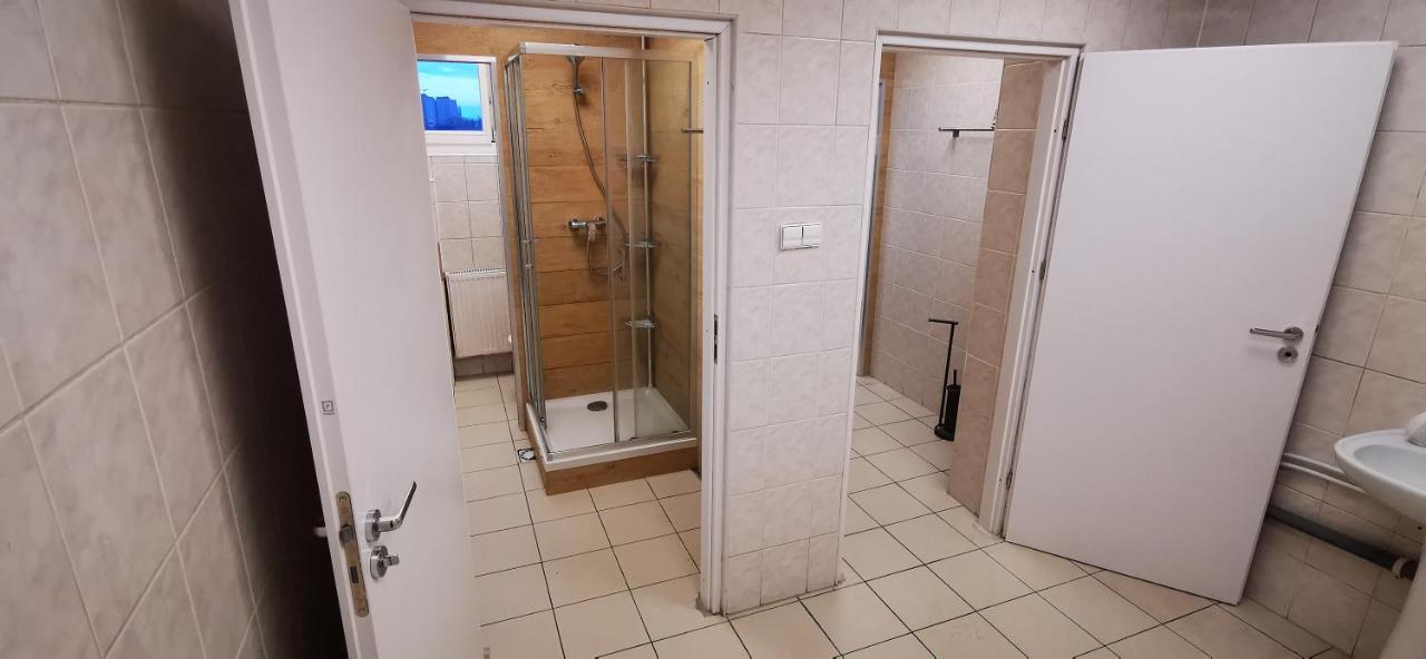 Hostel Powstaniec Wola - Private Rooms Warsaw Ngoại thất bức ảnh