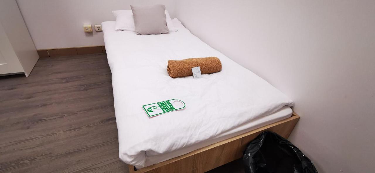 Hostel Powstaniec Wola - Private Rooms Warsaw Ngoại thất bức ảnh