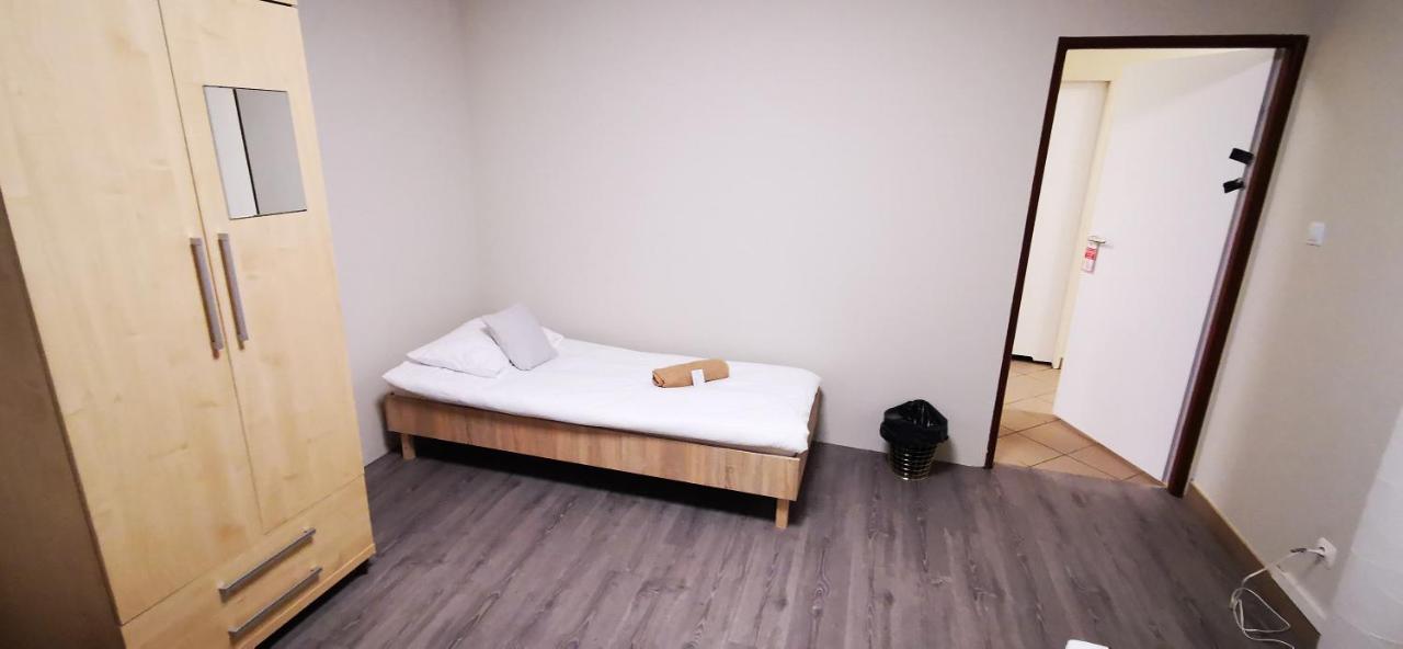 Hostel Powstaniec Wola - Private Rooms Warsaw Ngoại thất bức ảnh